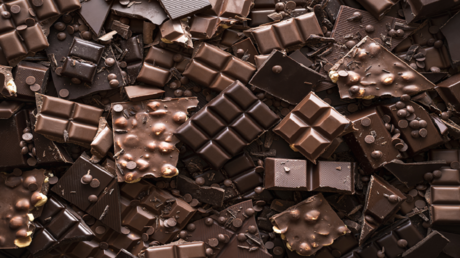 رجل من نيويورك يقاضي شركة شوكولاتة عملاقة بسبب مزاعم احتواء ألواح الشوكولاتة على معادن سامة!