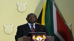 رئيس جنوب إفريقيا يواجه العزل بعد كشف تعرضه لسرقة 580 ألف دولار