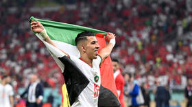 لاعبو منتخب المغرب يخلصون للقضية الفلسطينية برفع علمها بعد تأهلهم لثمن نهائي مونديال قطر