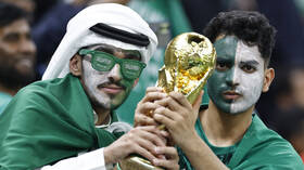 على الطريقة السعودية.. مشجع ياباني يبحث عن نجم المنتخب الإسباني (فيديو)