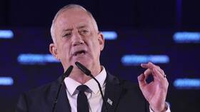 غانتس يعبر عن دعمه الكامل لضابط إسرائيلي قتل شابا فلسطينيا في حوارة من المسافة صفر