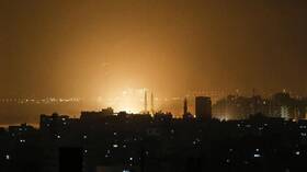 الطيران الإسرائيلي يقصف مواقع في قطاع غزة (فيديو)