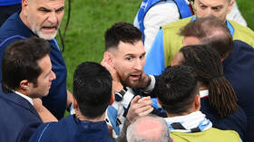 تفاصيل جديدة لشجار ميسي مع مهاجم هولندا