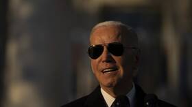 بايدن يدعي أنه خفض الدين القومي الأمريكي