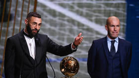 بنزيما يستعين بزيدان لتوجيه رسالة إلى ديشامب