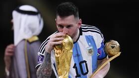 شاهد.. لحظة تقديم الشيخ تميم جائزة أفضل لاعب في مونديال قطر 2022 لميسي