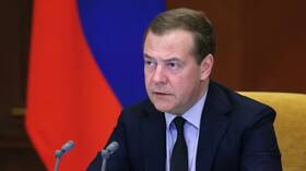 مدفيديف يعلق على التصريحات البريطانية حول المفاوضات بين روسيا وأوكرانيا