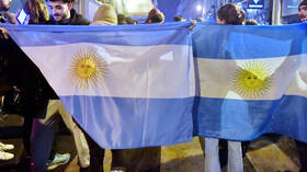 فيديو يوثق وفاة مشجع أرجنتيني بطريقة مأساوية