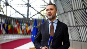 مسؤول أوروبي يستقيل بعد اعترافه بقبول تبرعات نقدية