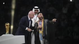 مخالفة لقوانين الفيفا ومضايقة لميسي.. الشيف التركي نصرت يثير جدلا برفع كأس العالم (فيديو)