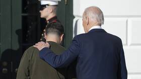 الولايات المتحدة تبطئ مساعدات أوكرانيا بمجرد مغادرة زيلينسكي