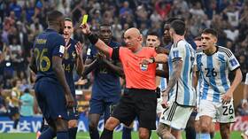 بعد هجوم فرنسا.. حكم نهائي مونديال قطر 2022 يخرج عن صمته ويرفع هاتفه في وجه المنتقدين!