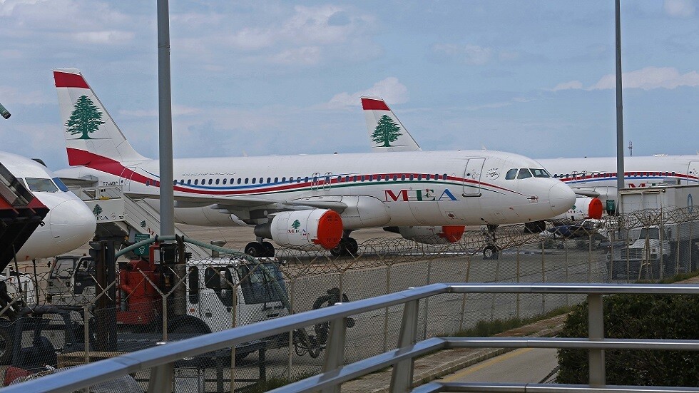 وسائل إعلام: الرصاص الطائش يصيب طائرتين وهاتفا خلويا لمواطن في مطار بيروت (صور)