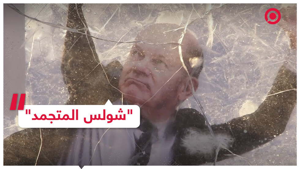 تايتل - مجسم غريب للمستشار الألماني شولس يظهر على ضفاف نهر متجمد في روسيا