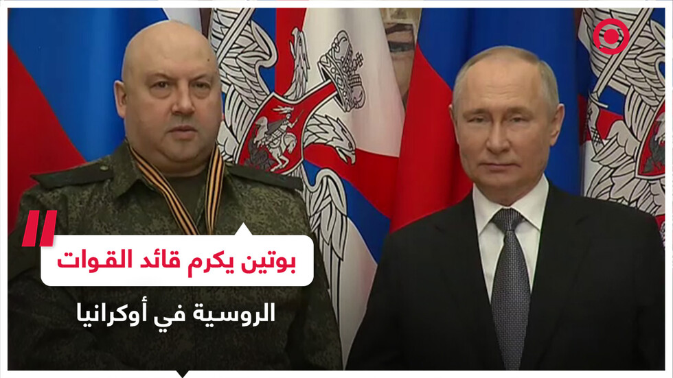 لحظة تكريم قائد القوات المشاركة في العملية العسكرية الخاصة