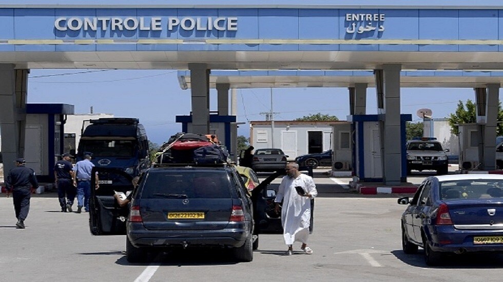 الجزائريون "يكتسحون" المراكز الحدودية مع تونس عشية رأس السنة