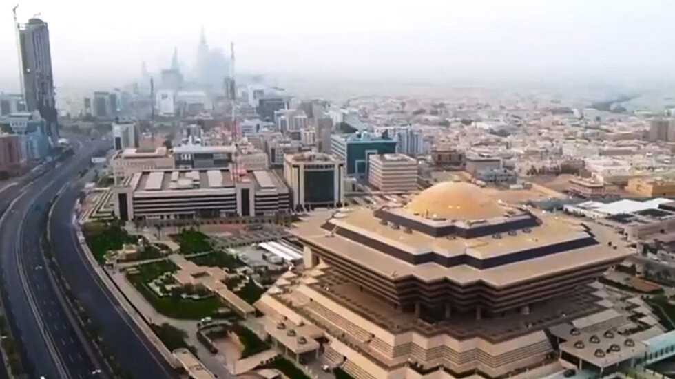 السعودية.. إنذار أهالي محافظة جدة بهطول أمطار غزيرة (فيديو)