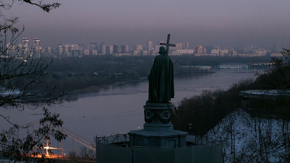 عمدة كييف: انقطاع التيار الكهربائي والتدفئة في المدينة بسبب الضربات الروسية