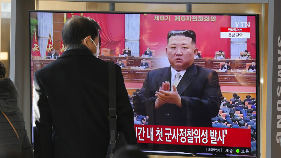 وكالة: كيم جونغ أون وابنته يقومان بتفتيش مستودع للصواريخ