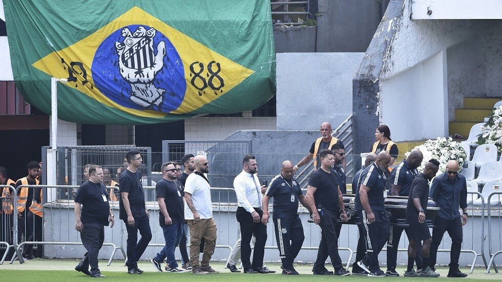 جثمان الأسطورة بيليه يصل إلى ملعب سانتوس (صور)