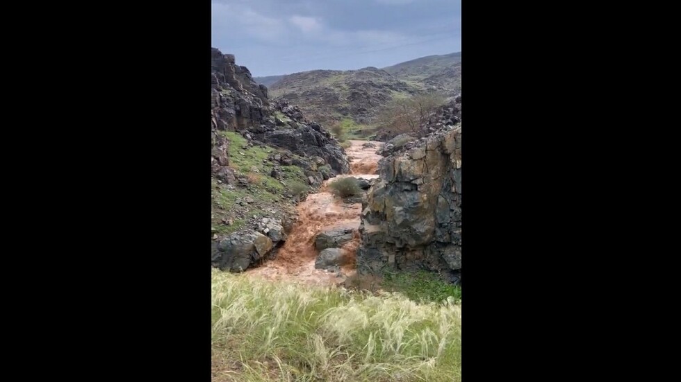 السعودية.. تدفق مياه الأمطار يشكل منظرا طبيعيا جميلا شمالي مكة المكرمة (فيديو)