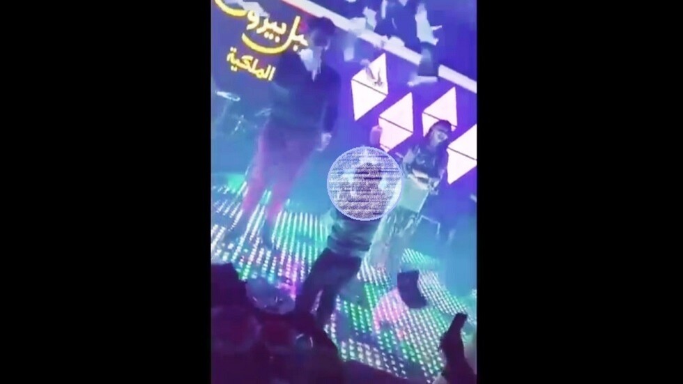العراق.. فيديو لطفل ينثر الأموال في ناد ليلي يثير جدلا واسعا