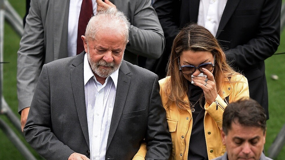 رئيس البرازيل يودع الأسطورة بيليه في ملعب سانتوس.. فيديو