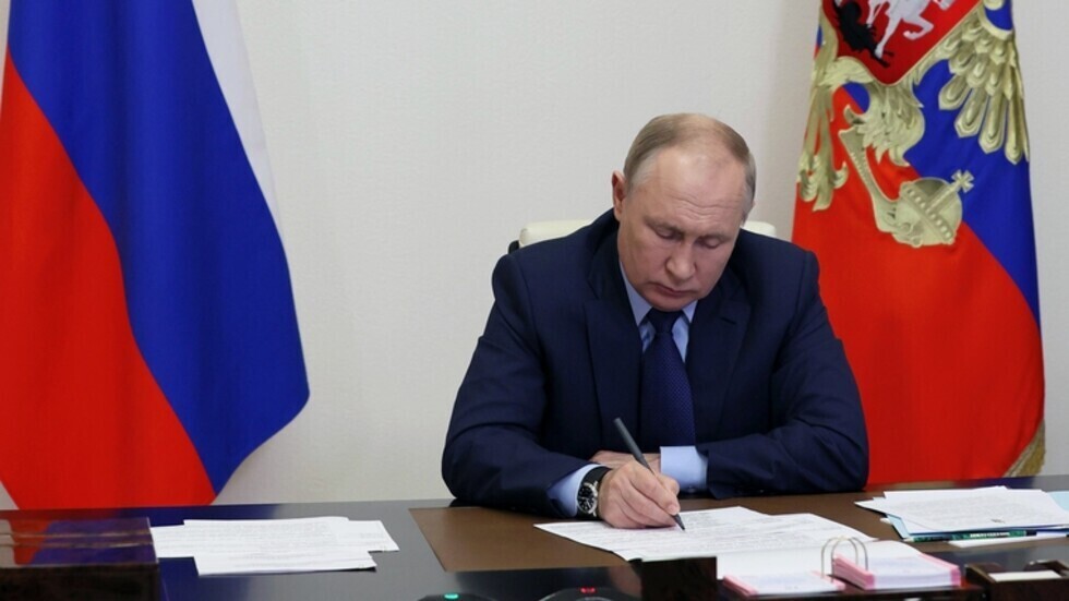 بوتين يعمّم الامتيازات الممنوحة للمشاركين في العملية العسكرية في أوكرانيا على مقاتلي دونباس