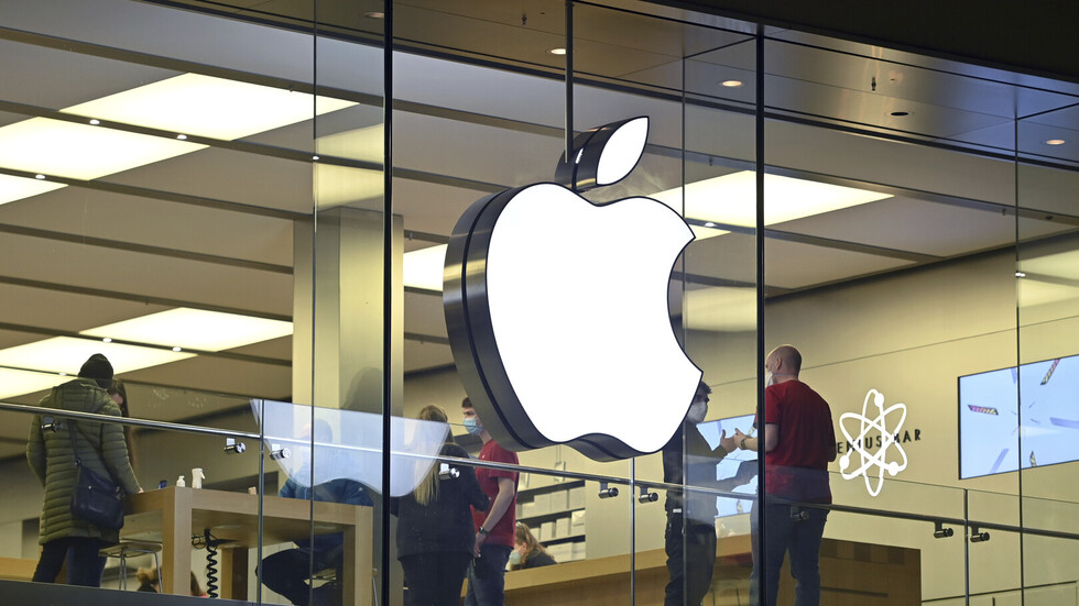 قيمة "آبل" السوقية دون تريليوني دولار للمرة الأولى منذ 2021