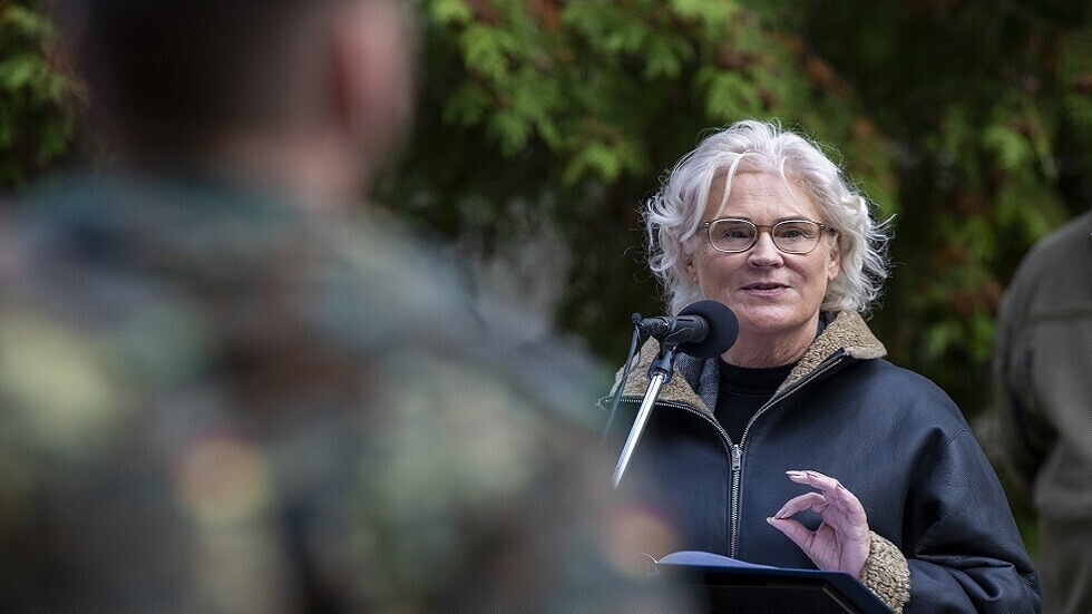 برلين تؤكد أن شولتس ما زال يثق بوزيرة دفاعه