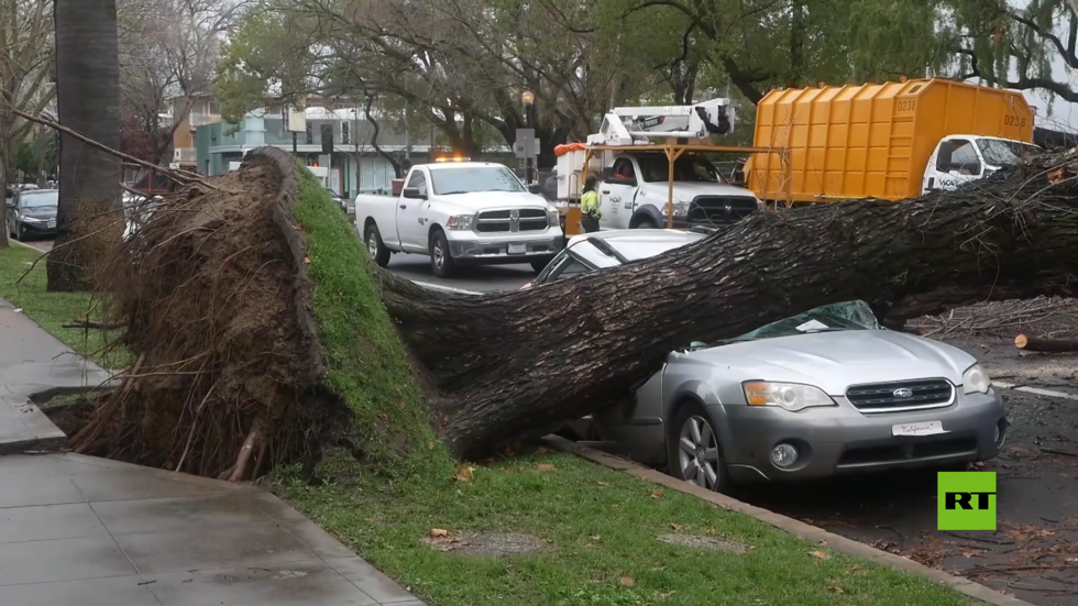 آثار عاصفة مدمرة ضربت شمال كاليفورنيا