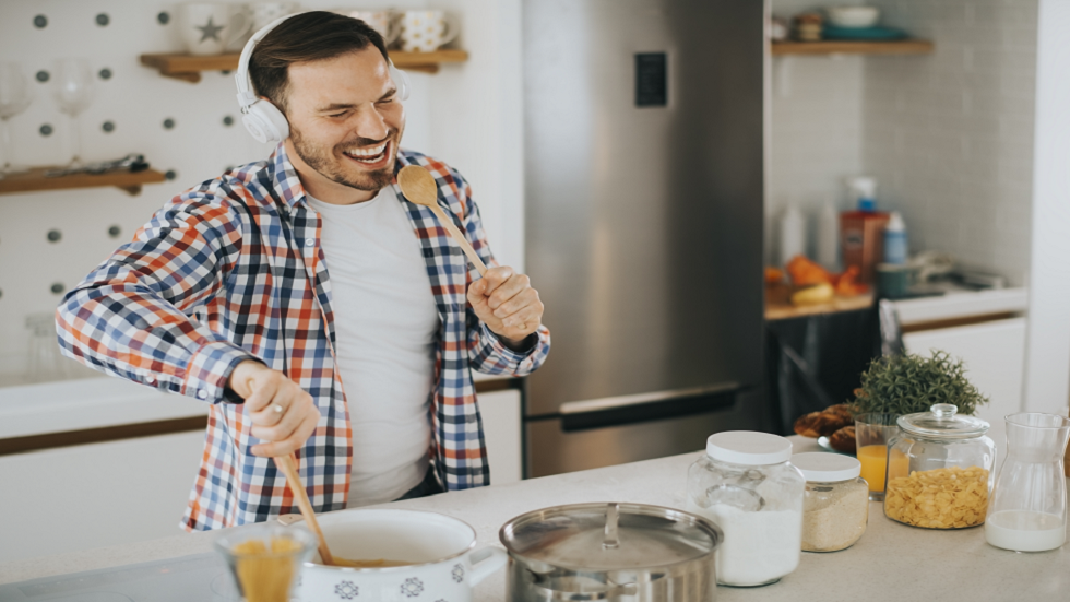 هل تحاول التمسك بنظامك الغذائي للعام الجديد؟ .. أخفض صوت الموسيقى!