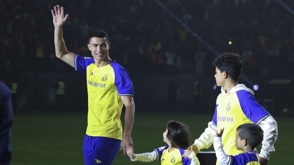 هل يحق لرونالدو المشاركة مع النصر في مواجهة الطائي؟