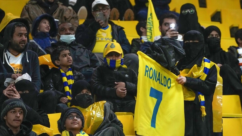 النصر يكرم وفادة الطائي بحضور رونالدو (فيديو)