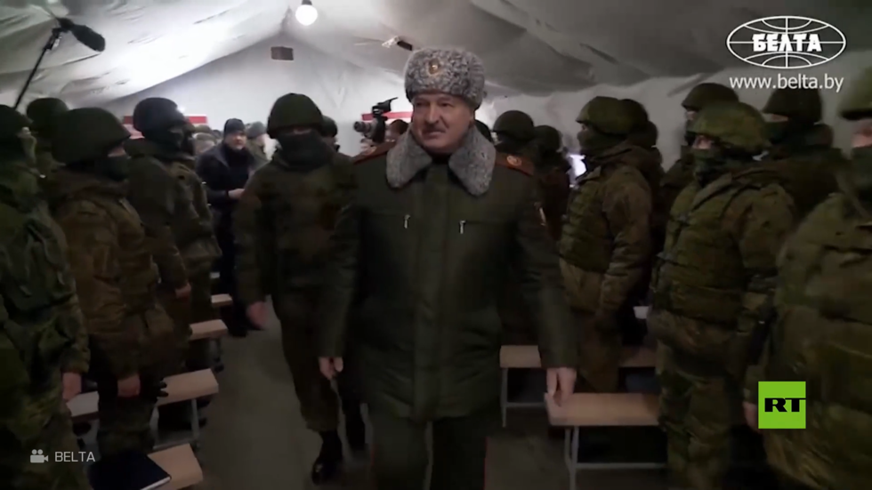 لوكاشينكو يزور الجنود الروس في بيلاروس