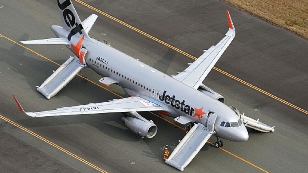 إصابة 5 ركاب أثناء إجلائهم من طائرة يابانية بسبب تهديدات بوجود قنبلة