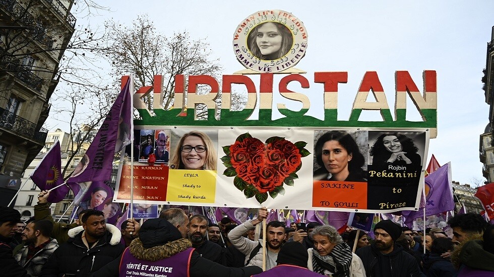 أكراد من جميع أنحاء أوروبا يتظاهرون احتجاجا في باريس