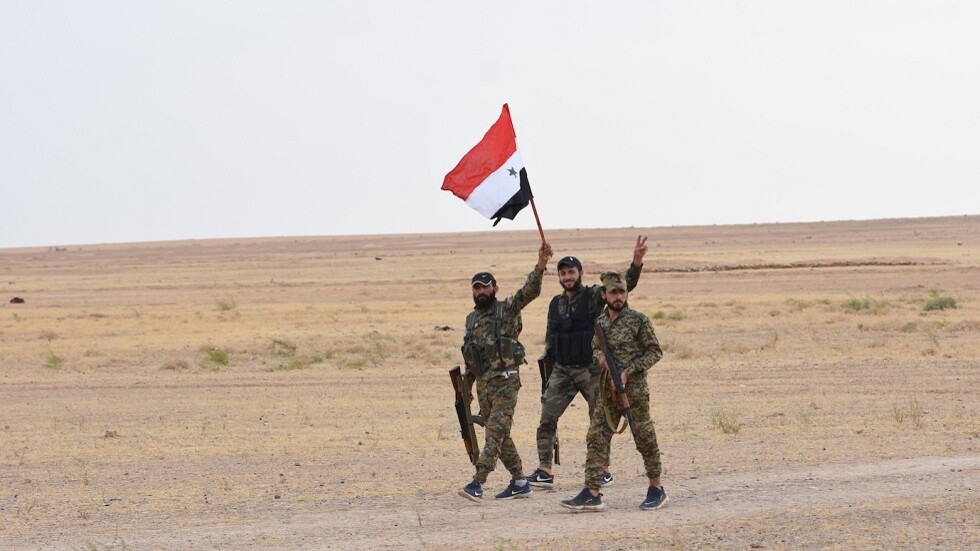 "الحدث": مقتل عسكري سوري وإصابة آخرين في هجوم "داعش" على دورية غربي الرقة