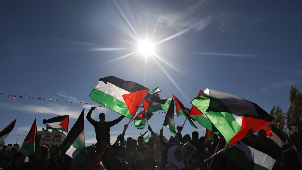 وزير الدفاع الإسرائيلي يلغي تصاريح 3 مسؤولين فلسطينيين كبار إثر لقائهم الأسير المحرر كريم يونس