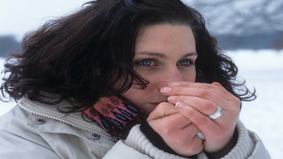 طبيب روسي يوضح ما هي الأمراض التي تشير إليها الأيادي الباردة