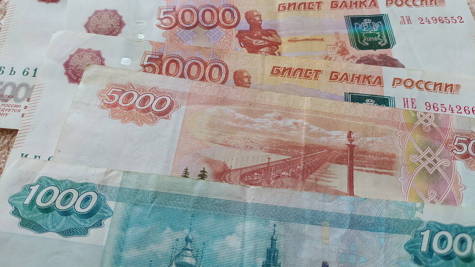 العملة الروسية تعزز مواقعها.. الدولار دون 70 روبلا لأول مرة منذ بداية 2023