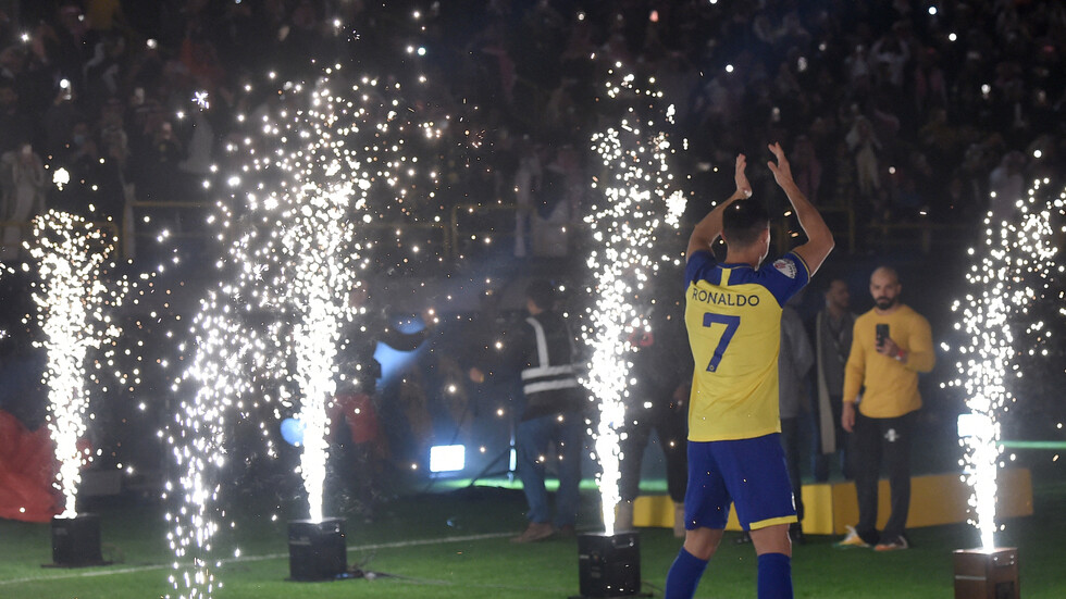 آل الشيخ يكشف عن قميص نجوم الهلال والنصر أمام باريس سان جيرمان