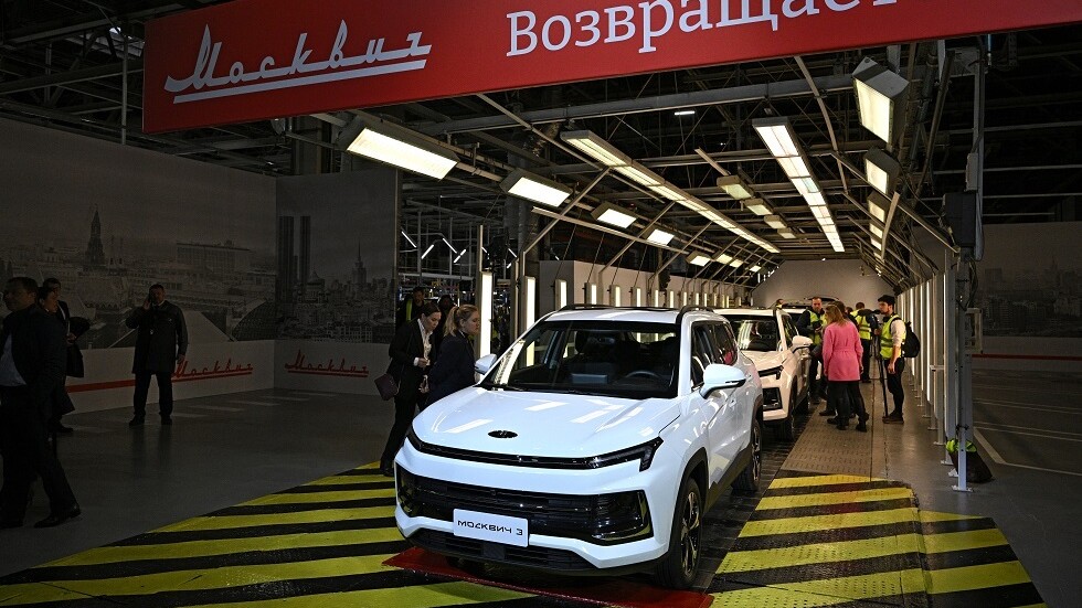 في موسكو.. مصنع "موسكفيتش" ينتج 2000 سيارة إحداها تذهب هدية إلى متقاعد