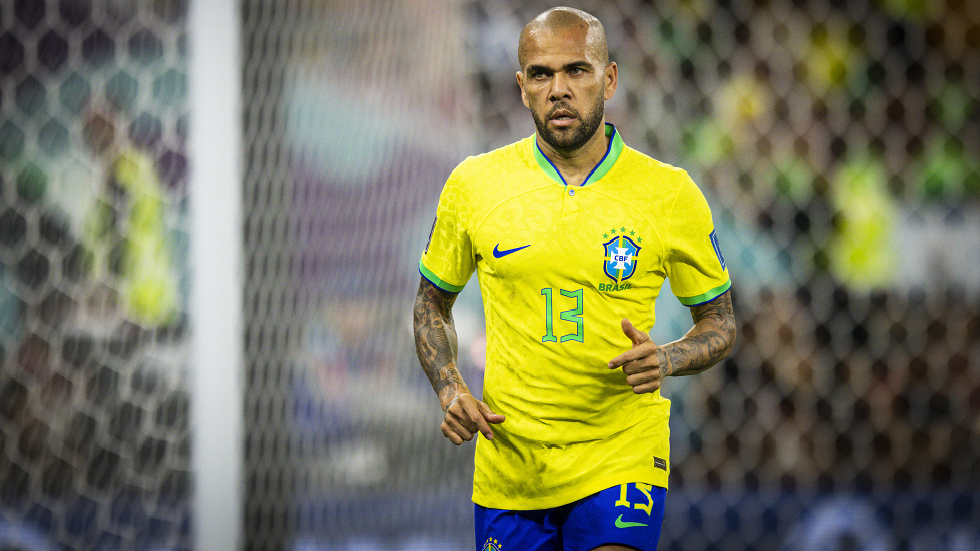 فتح تحقيق بحق البرازيلي ألفيش إثر مزاعم اعتداء جنسي