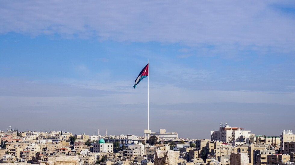 الأردن.. نائب يتحدى وزير المالية تحت قبة البرلمان بتصريح ظريف (فيديو)