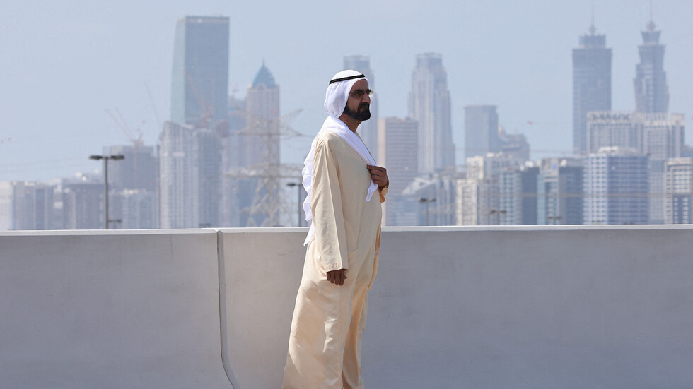 رد فعل "أبوي" من حاكم دبي الشيخ محمد بن راشد نحو طفل نادى عليه  في الصحراء (فيديو)