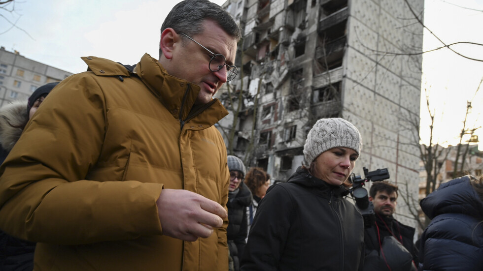 وزير الخارجية الأوكراني يطلب من نظيرته الألمانية دبابات "ليوبارد"