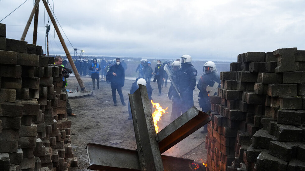 الشرطة تدخل قرية ألمانية لفرض استخراج الفحم رغم احتجاج نشطاء