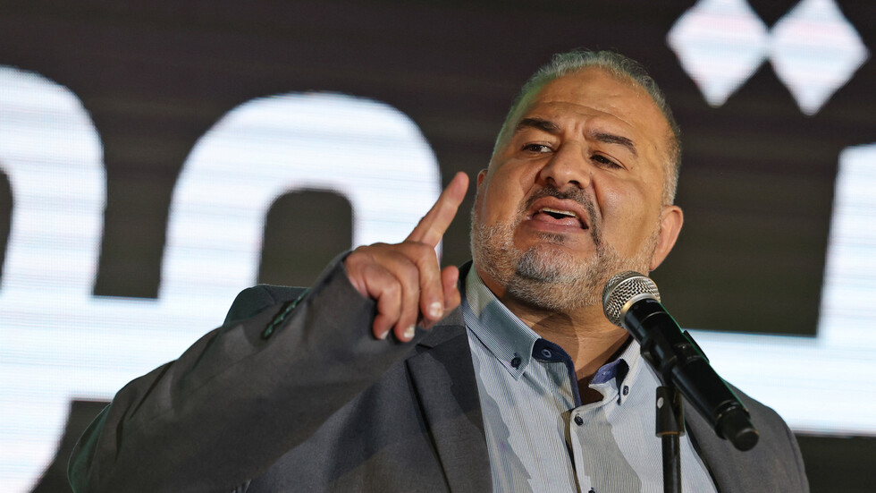 منصور عباس يدعو المجتمع العربي للانضمام إلى الاحتجاجات المناهضة لحكومة نتنياهو