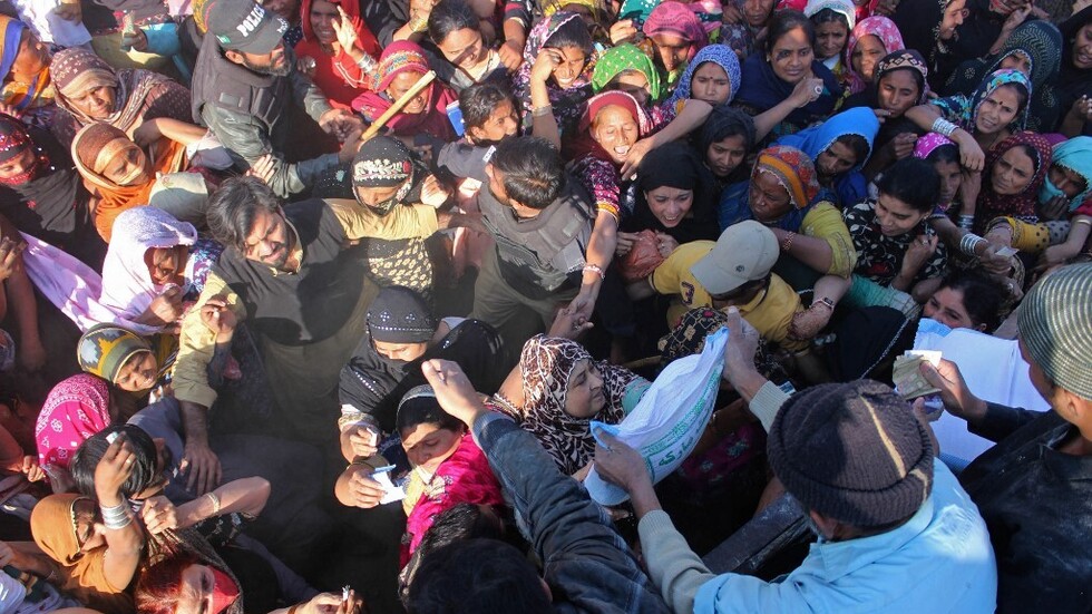 بالفيديو.. شجار على كيس طحين في باكستان